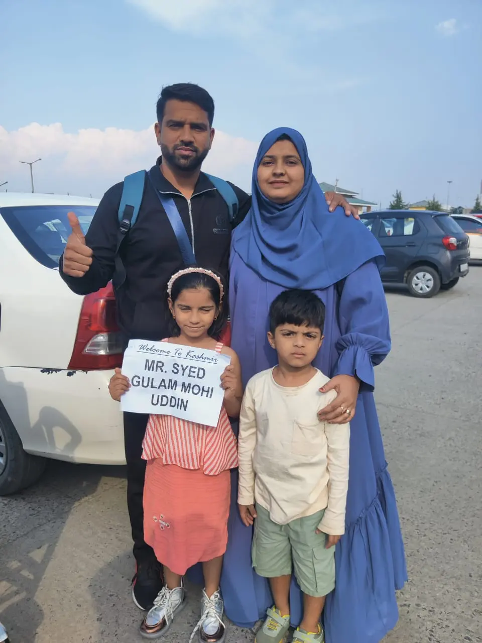 Kashmir tour guests welcomed with Vacationum Trip Planners PLA card.